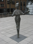 901118 Afbeelding van het door Elselien van der Graaf gemaakte bronzen beeldje 'Vrouwe Justitia' (2000), op het Vrouwe ...